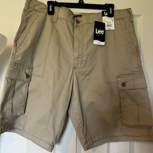 Lee Men’s Cargo Shorts Size 40 - Relaxed Seat & Thigh. Cargo pockets